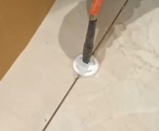 红安瓷砖空鼓维修公司专业解答瓷砖在铺贴过程中，如果没有涂抹均匀到位的粘结材料（如水泥砂浆或瓷砖胶），可能会导致以下问题