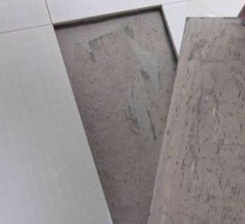 红安瓷砖空鼓维修公司分享瓷砖铺贴时如果打浆（即涂抹在瓷砖背面和基层上的砂浆或瓷砖胶）过少，会带来以下问题